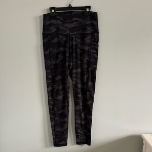 Colorfulkoala Camo Leggings in Black and Dark Gray